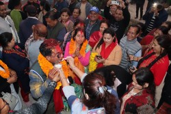 डीना र पराजुलीलाई सगुन खुवाएर मतदाताको स्वागत